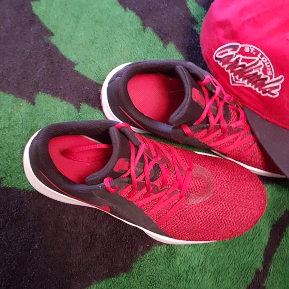 Tennis shoes - Picture 3 of 3